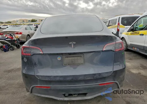 2024 Tesla Model Y z USA, uszkodzony, nr VIN 7SAYGDED6RF030817
